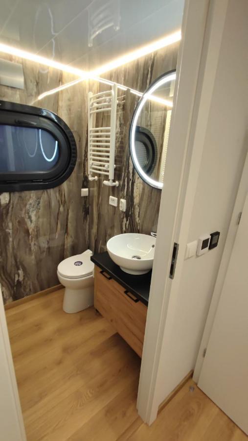 Houseboat Water King Apartament Plywajacy Dom Na Wodzie, 7 Os Wrocław Eksteriør bilde